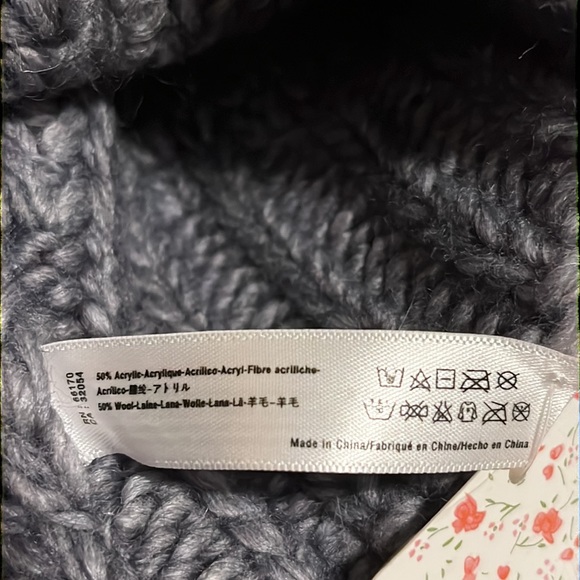 NWT Free People Everything Rosy Beanie Grey with Blue Purple Embroidery Flower - Picture 9 of 10